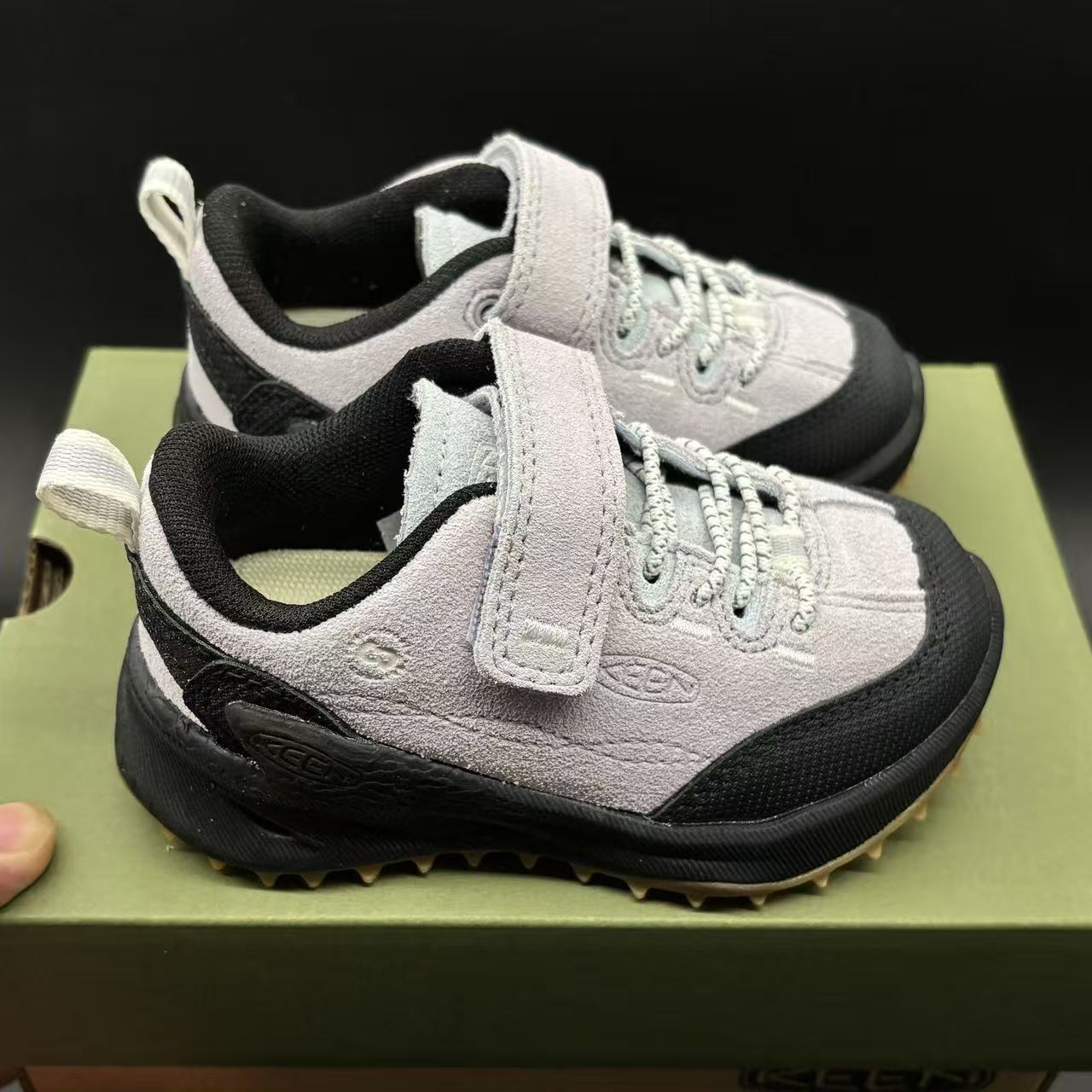 Children's shoes child